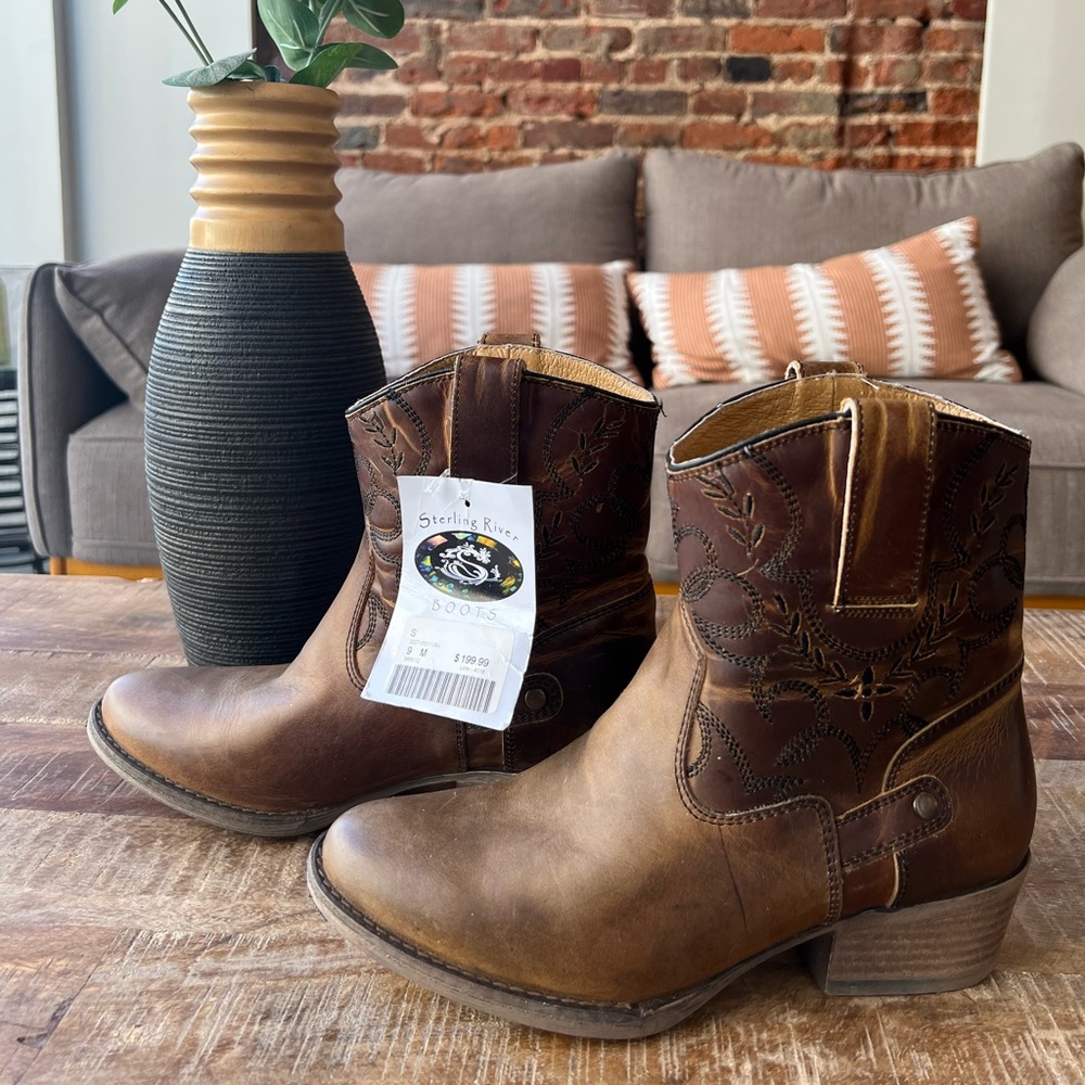 NWT Sterling River leather cowboy Boots Women